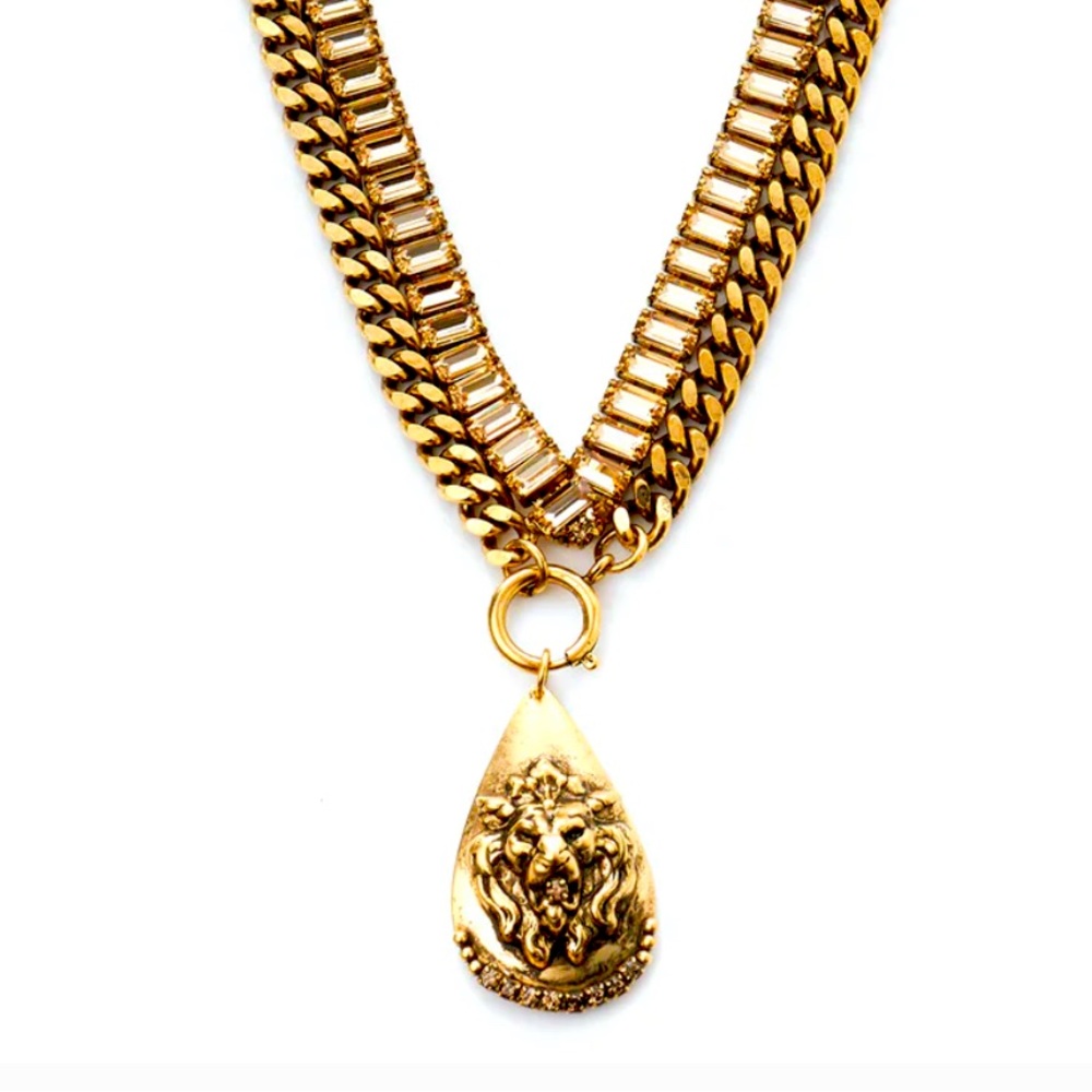 Dylanex Vintage Lion Charm

18k gold plated with Swarovski crystals.